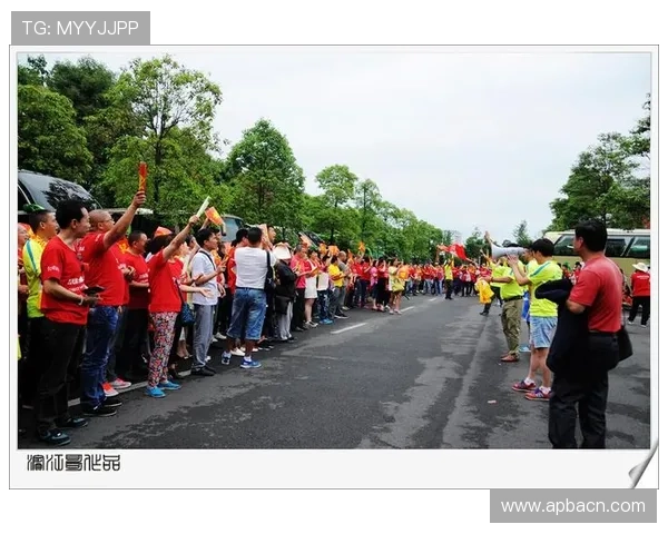 远征亲友团现场助威真提气十足 远征亲友团现场助威真提气十足